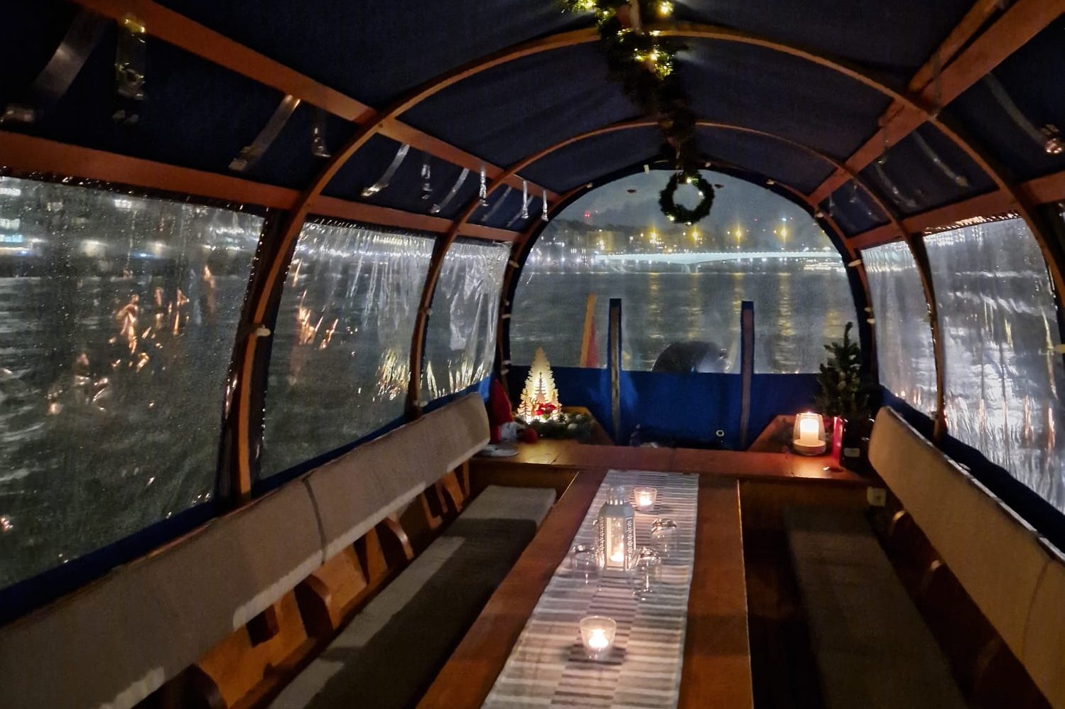 Winterlich gedeckter Innenraum eines Rhytaxis auf dem Rhein in Basel