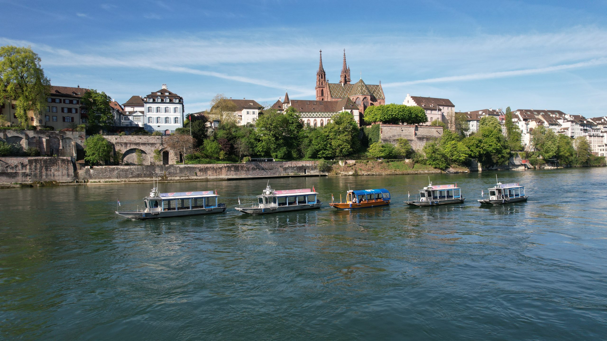 Basler Rhytaxis auf dem Rhein vor der Altstadt und dem Basler Münster