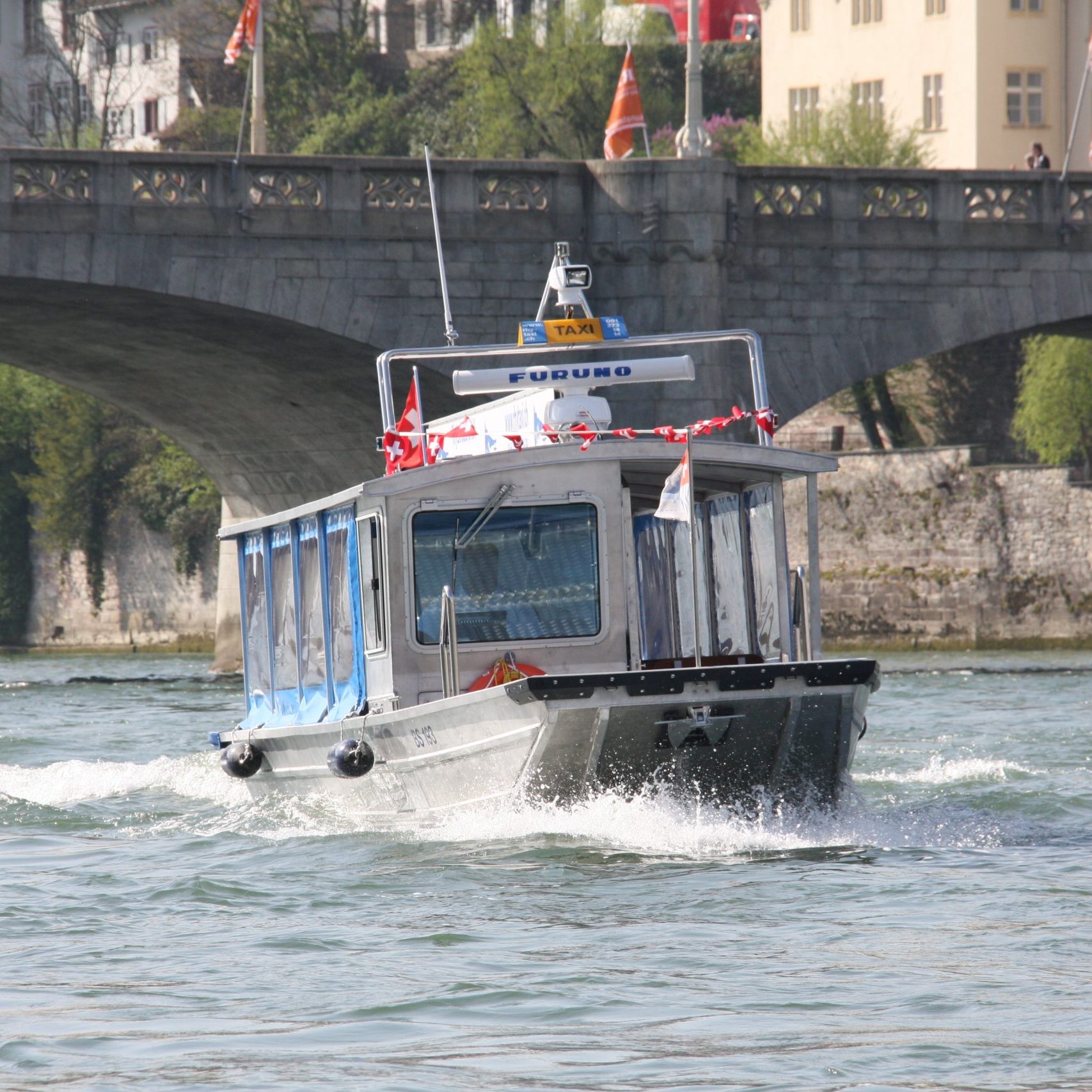 Rhytaxi auf dem winterlichen Basler Rhein