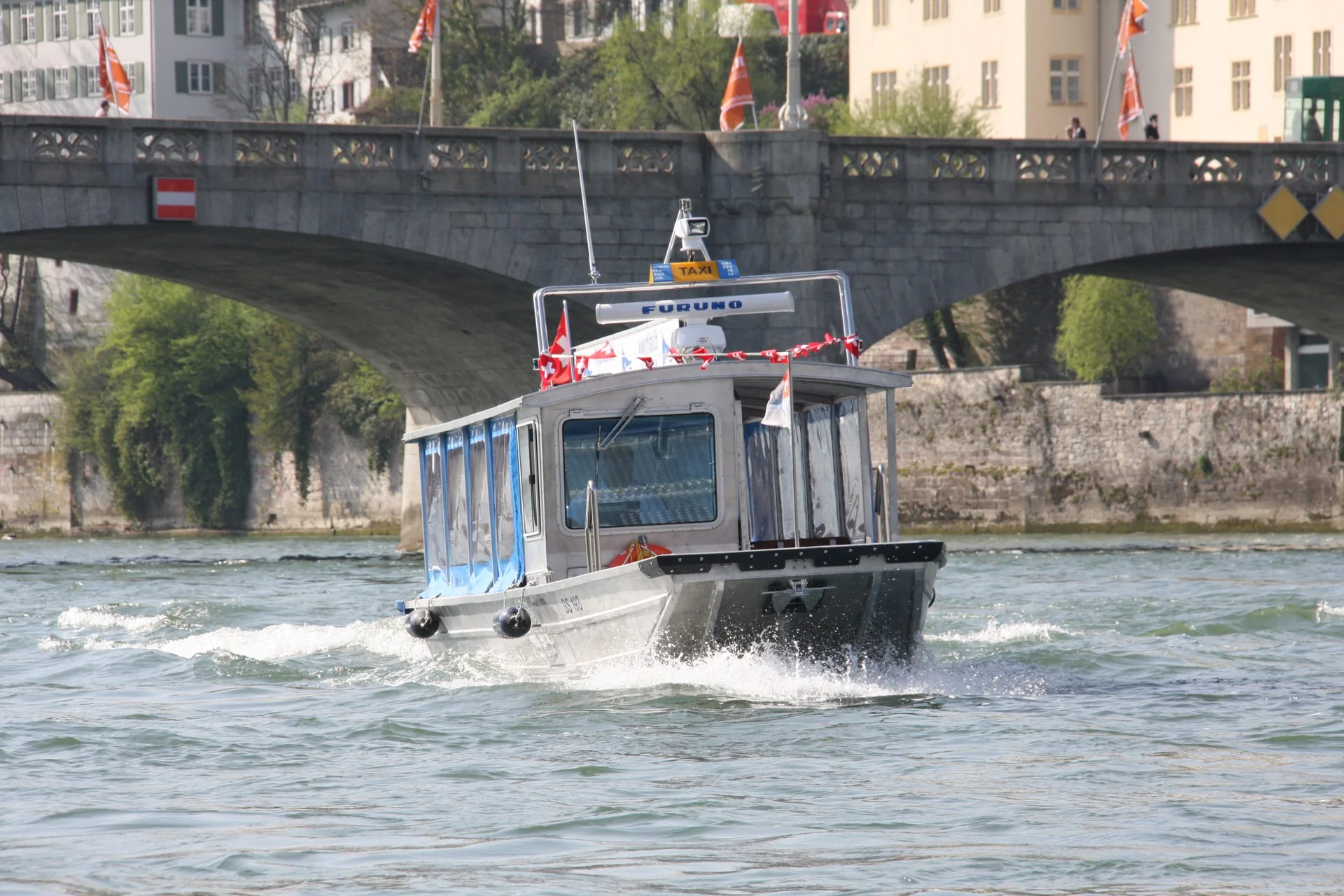 Rhytaxi an einem Sommertag auf dem Basler Rhein