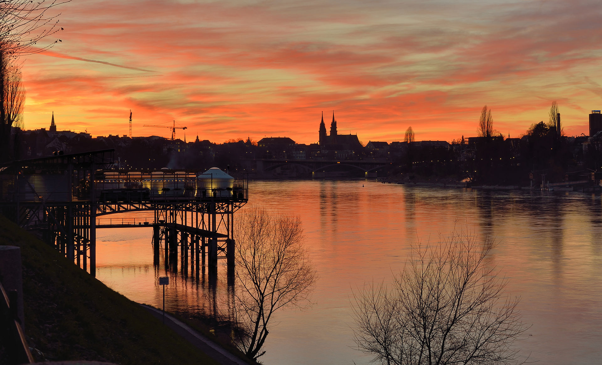 Ruhiger Sonnenuntergang am Basler Rheinufer