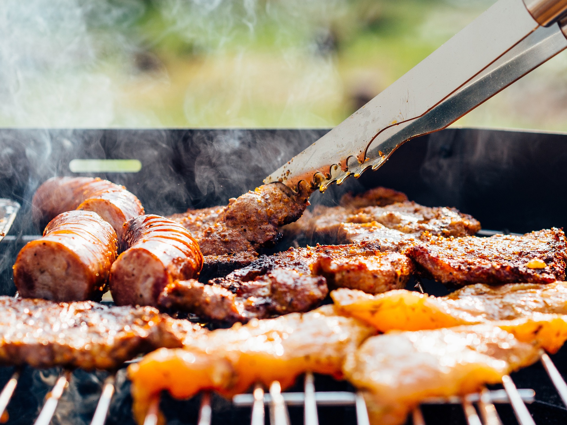 Frisch grilliertes Fleisch auf einem Grill