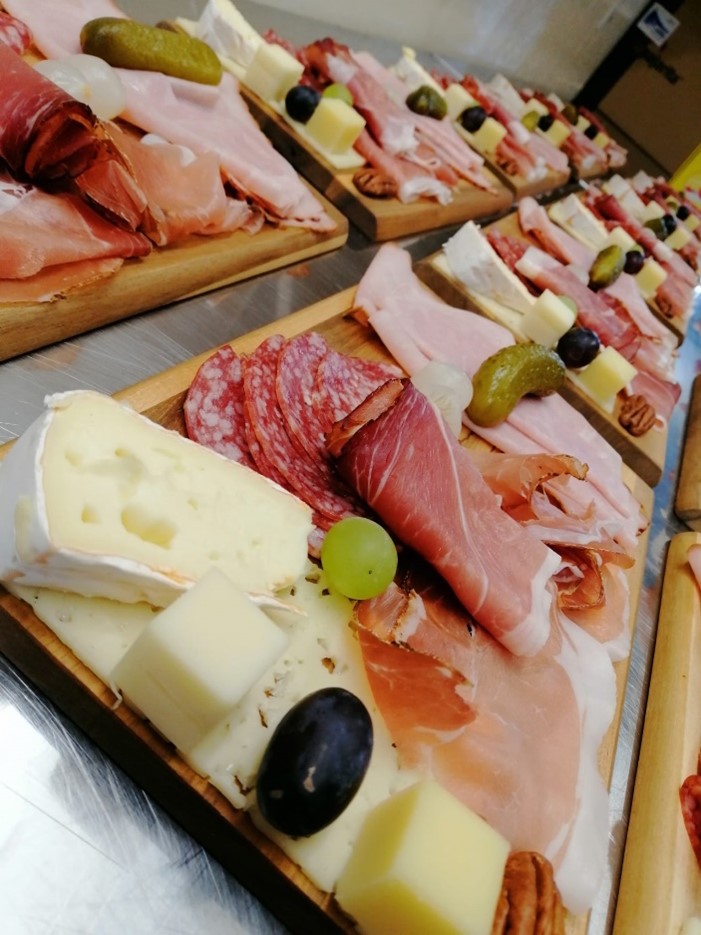 Originales Wurst-Chäs-Brättli des Rhytaxi Basel